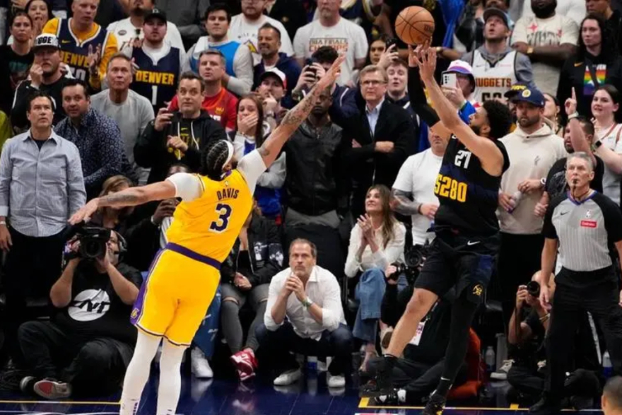 关于NBA球员在比赛中受伤，缺席季后赛的信息